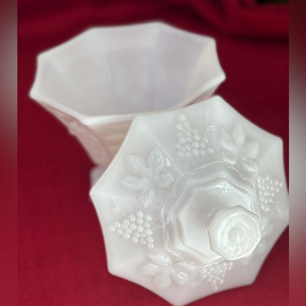 Anchor Hocking Milk Glass Footed Candy/Compote Dish w/Lid. Leaves & Grape Design - Picture 3 of 6